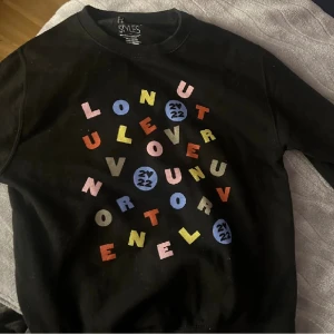 Harry Styles sweatshirt  - Köpte den utanför tele2 arenan 2022. Köpte den för 750kr. Säljer för 350kr