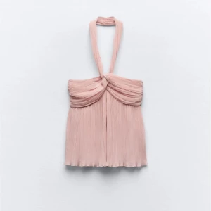 Zara topp - Helt nyköpt zara topp som är slutsåld. Säljer då den är för liten. Storlek S. Superfin verkligen!!💗💖💘 köpt för 379kr. Prislapp kvar, står för frakten.