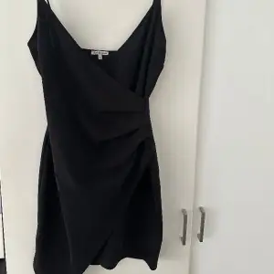 Perfekta svarta festklänningen med detalj. Köpt i USA på Charlotte russe  Storlek L-XL Stretch  Nyskick 35 $ 