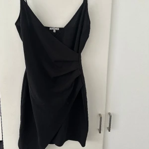 Svart festklänning  - Perfekta svarta festklänningen med detalj. Köpt i USA på Charlotte russe  Storlek L-XL Stretch  Nyskick 35 $ 