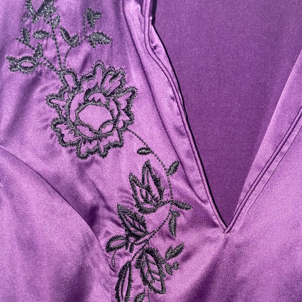 jätte söt lila tshirt/blus/tröja med svarta blom detaljer! den är från veromoda, vet ej storleken men skulle gissa på small eller medium! fråga efter fler bilder💕. Blusar.