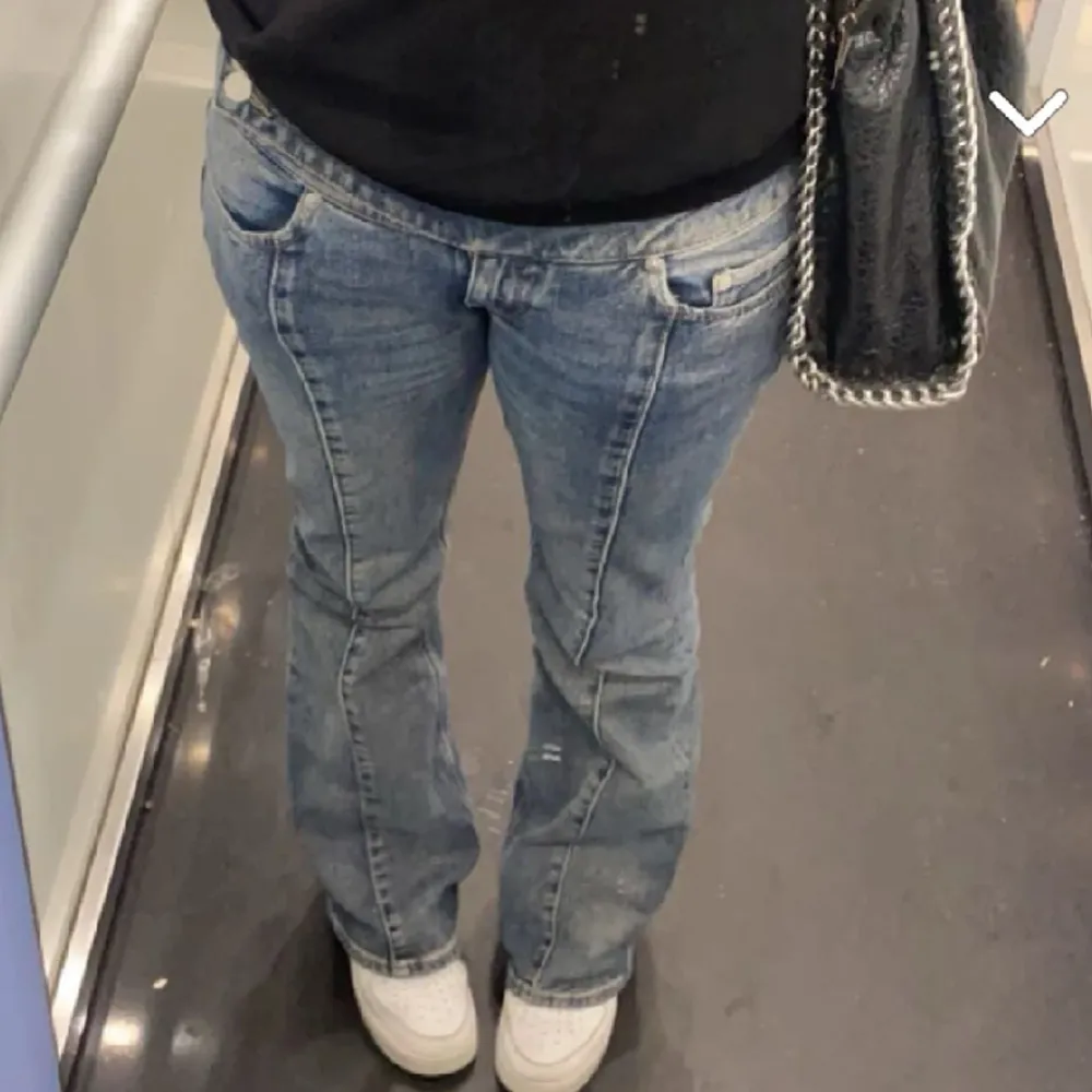 Säljer dessa fina low waist jeans från hm pågrund av att dom inte kommer till användning. Byxorna är i bra skick men är lite slitna ner till fötterna, dock inget man tänker på. Skriv privat för mer information.💕. Jeans & Byxor.