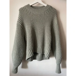 Stickad tröja H&M - Stickad tröja från H&M i bra skick! Super fin till våren🤍 Tröjna är ljusgrön och i storlek S.