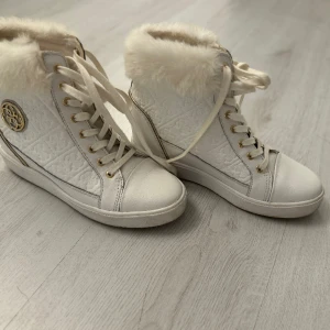 Guess sneakers  - Jättebra stick, bara använda några gånger 