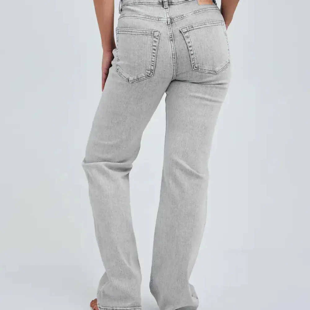 Dessa jeans är från bikbok (MID WIDE 950 JEANS) och har inga defekter💗   storlek: W:26 L:32   Säljer pga att de inte kommer till användning💗 Orginalpris:699kr. Jeans & Byxor.