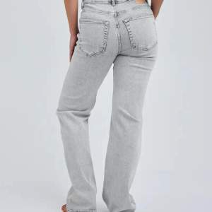 Dessa jeans är från bikbok (MID WIDE 950 JEANS) och har inga defekter💗   storlek: W:26 L:32   Säljer pga att de inte kommer till användning💗 Orginalpris:699kr