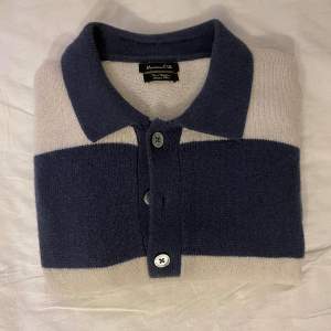 Asfet tröja från Massimo Dutti i i princip nyskick. Den är gjord i ull och kashmir och är storlek M. Skriv om du har några frågor🤝