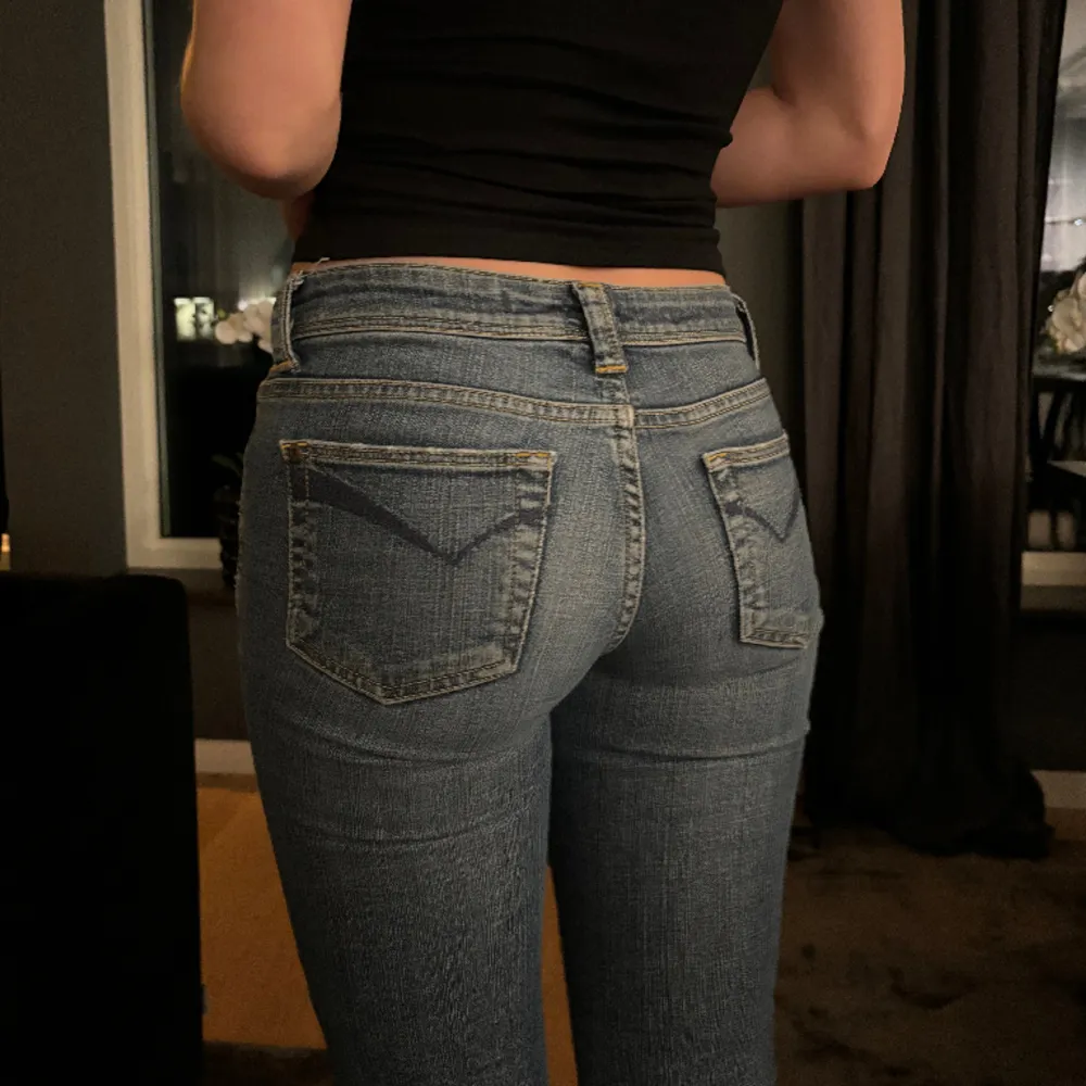 Säljer dessa snygga jeans då dom är lite för små🤍. Jeans & Byxor.