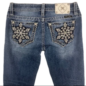 Miss me  - Miss me jeans i fint skick utan fläckar, midjemåttet tvärs över är 38cm och Innerbenslängden är 71cm. Jag är 168cm lång❤️ Tryck gärna på köp nu!