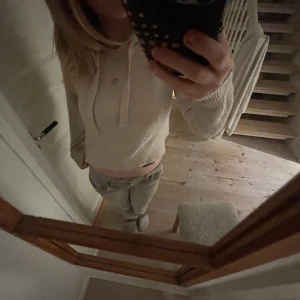 Stickad hoodie - Jättefin beigevit stickat hoodie från JDY, köpt för ett tag sen men har inte kommit till användning på senaste.❤️