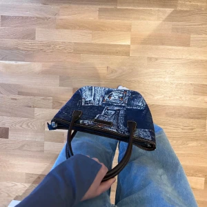 jeansväska - väska av jeans & brunt läder. fått second hand, vet inte vart den kommer ifrån! den har flera smarta fack i sig. väskan är i nyskick. hör av dig om du undrar något💘
