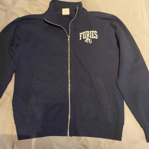 Fet full zip med tryck - Fet full zip med tryck vänster sidan av dragkedjan i bröstnivå. Skön färg samt snygg logga och passform. Säljer pga att jag har bytt stil. 