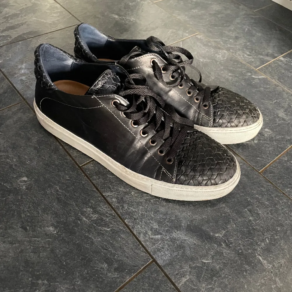 Säljer ett par riktigt feta skor från CC skor som är sparsamt använda. Modellen heter ”Sneaker Flätad 583” på CC skors hemsida. Nypris: 4500kr och mitt pris är 400kr.  Köparen står för frakten🚚. Skor.