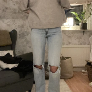 Jeans  - Ljusa jeans från bershka, storlek 36. Är 175💙