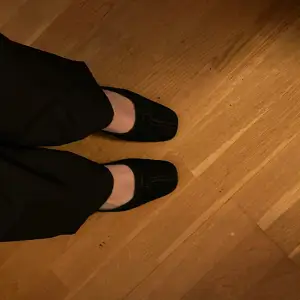 Jättefina simpla svarta skor med liten mini klack. Super sköna och passar till väldigt mycket. Riktigt bra kvalitet.