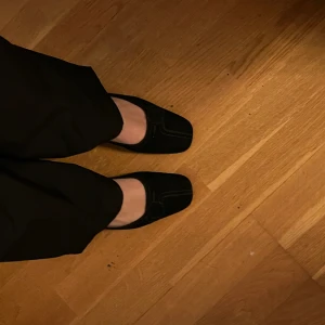 Svarta skor - Jättefina simpla svarta skor med liten mini klack. Super sköna och passar till väldigt mycket. Riktigt bra kvalitet.