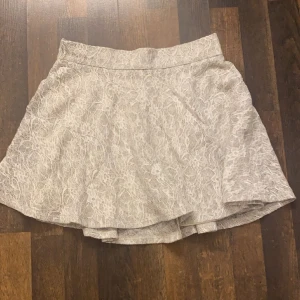 Kjol👰🏼‍♀️🎀 - Jättefin kjol med spets på utsidan och silke under🌟 har Stretchigt band runt midjan så den kan passa xs-M😍 har dragkedja med🎀