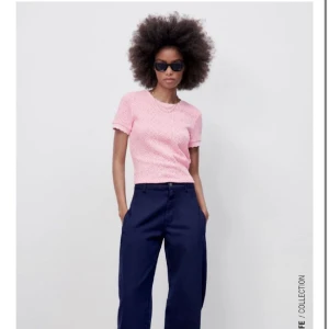VIRKAD TOPP ZARA  - Jättefin rosa virkad topp från zara som tyvärr inte kommer till användning⭐️ Storlek S, köpt för 200kr säljer nu för 75kr + frakt 🩷🩷🩷