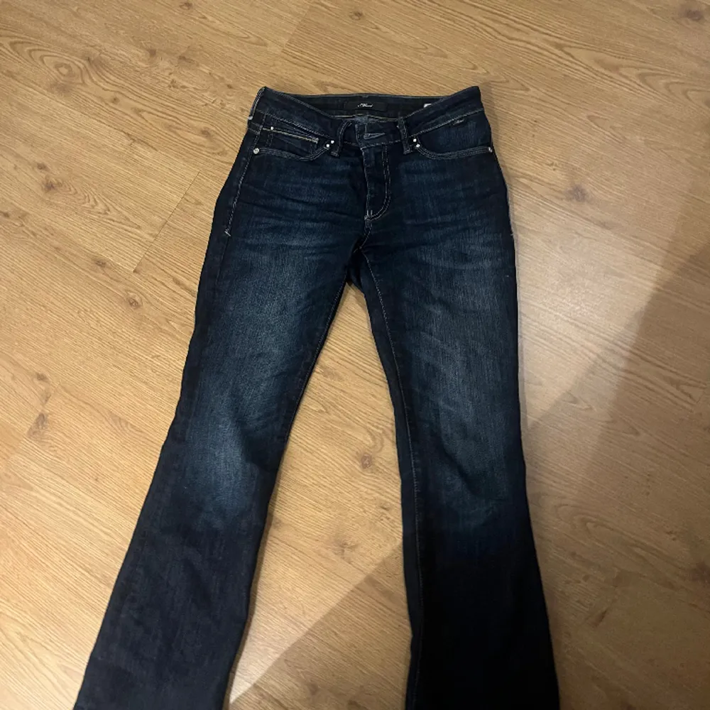 Säljer dessa lågmidjade jeansen med snygga fickor!🤩 midjemått: 36 (storlek 26 i midja) innerbenslängd: 77cm. Jeans & Byxor.
