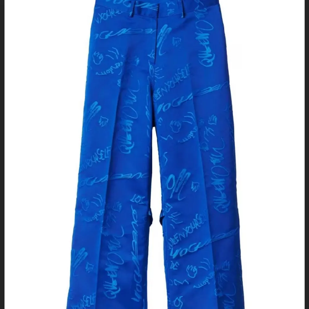 Sjukt snygga byxor från H&M studios från höst/vinterkollention 2021, som inte går att få tag på längre!  Nypris 799kr men mitt pris 549kr 💕💕. Jeans & Byxor.
