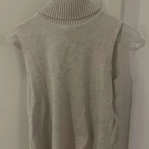 Polo väst - Bra skicka aldrig använd. OBS ser mörkare ut på bild 