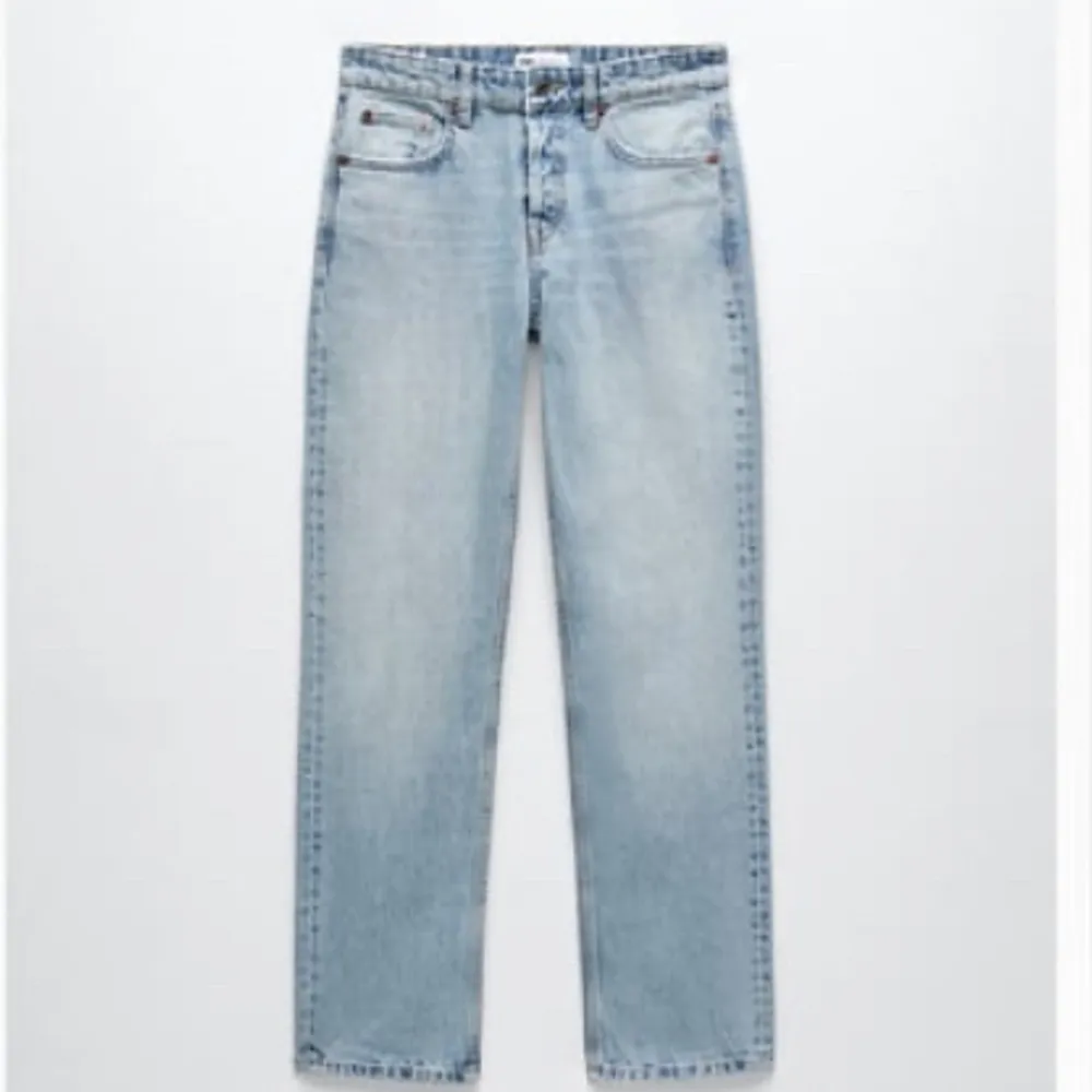 Jeans ifrån zara strl 38 men små i storleken så passar 36 också. I princip aldrig använda. Slutsålda på hemsidan. Skriv för egna bilder 💕. Jeans & Byxor.
