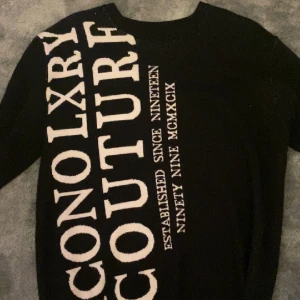 Stickad tröja - Stickad tröja storlek S men den är stor i storleken 