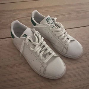 Stan smith - I princip helt oanvända Stan Smiths i toppenskick! Så snygga och användbara till våren🥰 Vita med gröna detaljer!💚