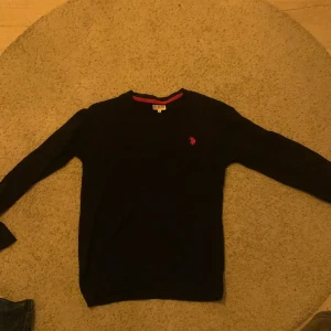 Polo ralph lauren pullover shirt - Helt sprillans ny polo ralph lauren pullover shirt, den är aldrig använd då den var lite för liten för mig. Skit snygg att ha en skjorta eller något sånt under, pris går absolut att diskutera vid snabb affär!