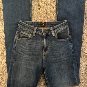 Säljer mina snygga Lee jeans då de är för små. Använd en eller två gånger så i jätte bra skick! Bootcut, W25, L31. Använd gärna köp nu! 