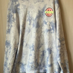 Härlig blå tröja från HM - Man blir glad att att se denna härliga blåa tröja full av glada smileys :) Tyvärrr är den för liten för mig numera så tänker att jag får dela glädjen vidare till nästa person! :)