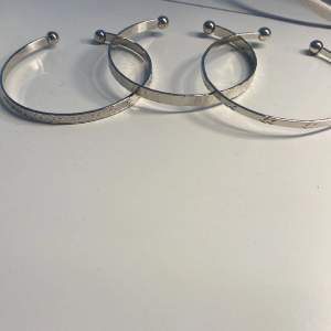 3 silver armband med olika små  ”mönster” på. De kan ändra storlek super lätt.❤️