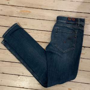 Säljer ett par dondup jeans i storlek 32 och 9/10 skick då över backre fickan man kan se lite slitage😇Nypris 3400 kr, de passar även på personer mellan längden 170-180 cm