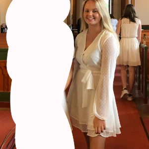 Studentklänning  - Säljer denna jättefina vita klänning från NAKD. Den är använd 1 gång och har handtvättats efteråt. Den är i nyskick och helt slutsåld. Nypris är 600kr och jag säljer den för 300kr🩷 Super fin till studenten!! 