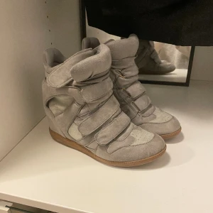 Isabel marant skor - Säljer dessa isabel marant liknade skor, köpte på plick därmed vet inte ifall dom är äckta, dom är st 39 .