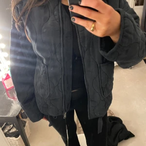 Ny zara jacka - Slutsåld, marinblå, helt oanvänd och ny vårjacka från zara, prislappen är kvar. Ord pris 859kr