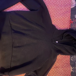 Hoodie  - Croppad hoddie från Noisy May. Storlek M, använd Max 10 gånger, inga tecken på användning