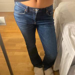 Säljer dessa mörkblåa jeans från Gina! Jätte bra skick som nya! Skriv för flera frågor och bilder!🩷🌸