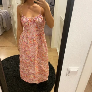 Långklänning  - Jättefin sommarklänning, använd endast en midsommar inga defekter.  (Väldigt skrynklig på bilderna)