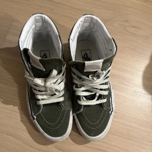Vans - Köptes för 1199, säljer bara om jag får bra bud. Säljer mina Vans i nyskick, köptes bara för ett par veckor sen och använda fåtal ggr. Även super fin färg men kommer ej till användning! 