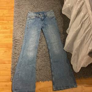 Säljer dessa jätte fina bootcut jeans ifrån h&m i storlek 34. Säljer då det ej kommer till användning. Super bra skick, endast använda fåtal gånger💓💓