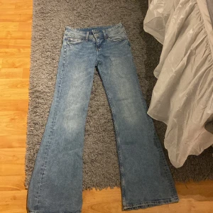 Jeans  - Säljer dessa jätte fina bootcut jeans ifrån h&m i storlek 34. Säljer då det ej kommer till användning. Super bra skick, endast använda fåtal gånger💓💓