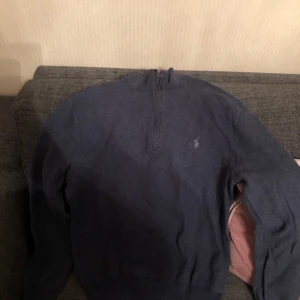 Ralph lauren half zip - Hej säljer min Ralph lauren halfzip då den inte kommer till användning längre super fint skick 10/10 kom dm för mer bilder eller diskutera pris 🤩📸