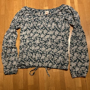 Top - Långärmad top bomull/polyester Resår nedtill, i ärmslut och i halsringning resår runt överarmen Petrol/vit