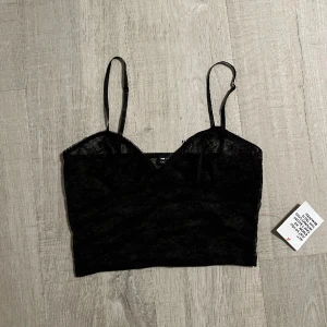 Spetstopp  - Svart spetstopp stl 38. Justerbara band. Aldrig använd 