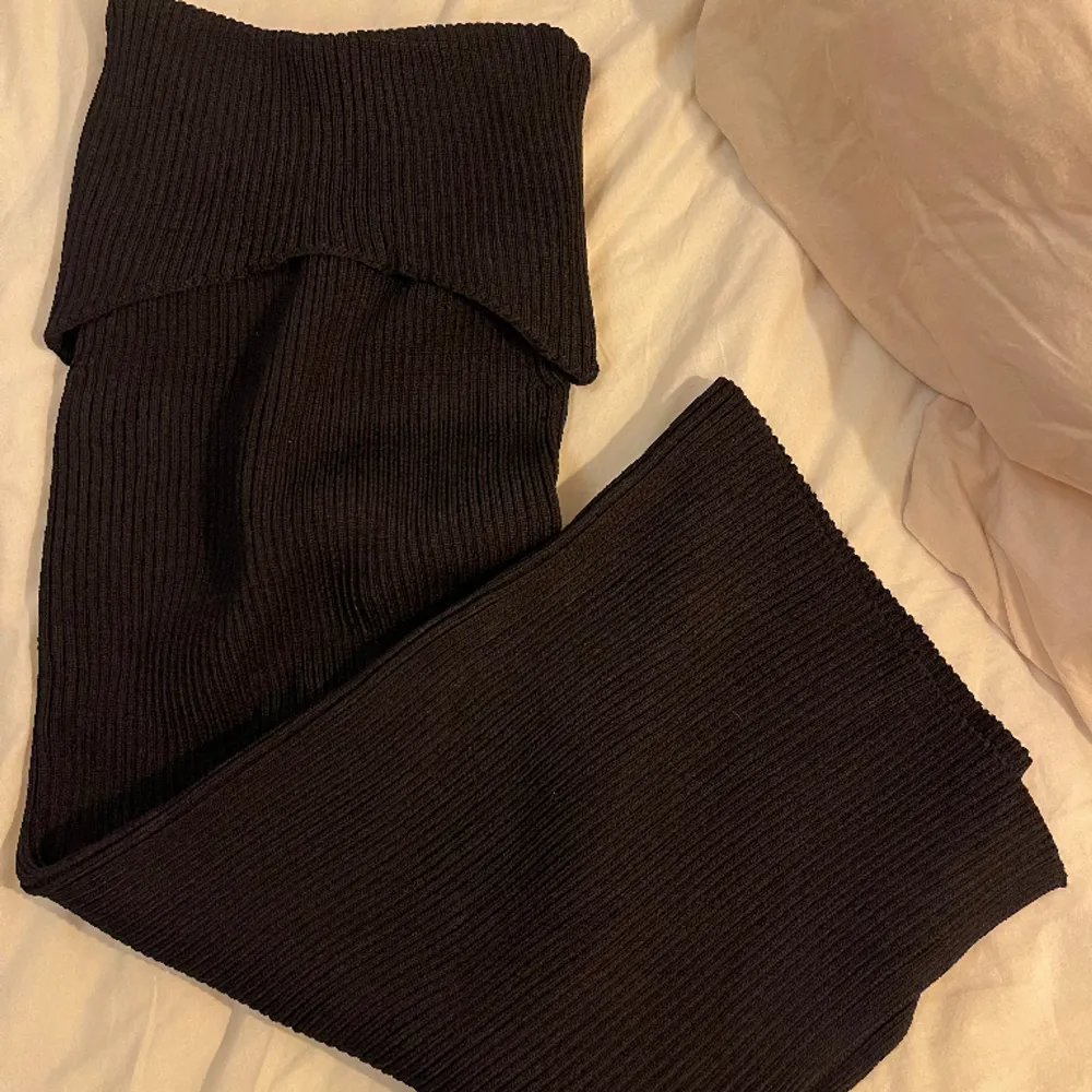 Snygg svart längre kjol från Zara i strl S, dock för liten för mig som normalt har S. Kjolen är nedvikt upptill och har en liten slits på ena sidan. 🥰. Kjolar.