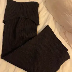 Snygg svart längre kjol från Zara i strl S, dock för liten för mig som normalt har S. Kjolen är nedvikt upptill och har en liten slits på ena sidan. 🥰