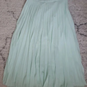 Plisserad kjol  - Mintgrön, dragkedja I sidan 