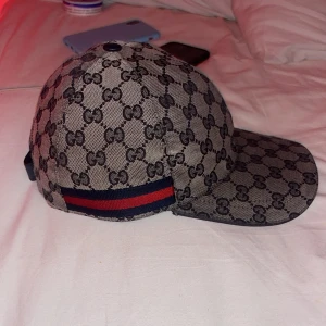 Gucci keps grey plane blue - Säljer min äkta Gucci keps  Då jag knappat för änvandning av den längre då jag har en ny
