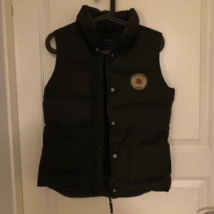 VÄST - Fin väst i dun, väldigt bra kvalitet från veromoda. Lite hårdare matrial som är varmt. Storlek xs, jag köpte den i höstas och den är i väldigt bra skick. Köpte den för 400kr men säljer nu för 200kr. Skriv privat för fler bilder eller svar på frågor.